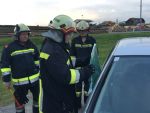 Übung mit dem hydraulischem Rettungsgerät sowie Bekämpfung eines Fahrzeugbrandes