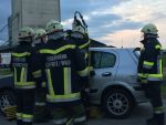 Übung mit dem hydraulischem Rettungsgerät sowie Bekämpfung eines Fahrzeugbrandes