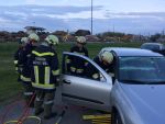 Übung mit dem hydraulischem Rettungsgerät sowie Bekämpfung eines Fahrzeugbrandes